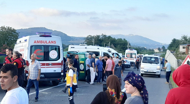 Ordu'da yolcu minibüsü ile otomobil çarpıştı: 17 yaralı Ordu'da yolcu minibüsü ile otomobil çarpıştı: 17 yaralı