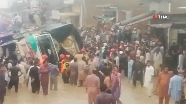 Pakistan'da feci kaza! Kamyon yolcu otobüsünün üzerine devrildi: Çok sayıda ölü ve yaralı var Pakistan'da feci kaza! Kamyon yolcu otobüsünün üzerine devrildi: Çok sayıda ölü ve yaralı var