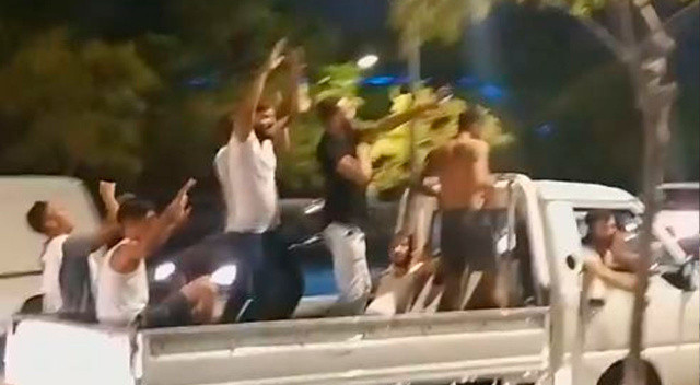 Tehlikeye aldırış etmediler: Seyir halindeki kamyonetin üzerini diskoya çevirdiler Tehlikeye aldırış etmediler: Seyir halindeki kamyonetin üzerini diskoya çevirdiler