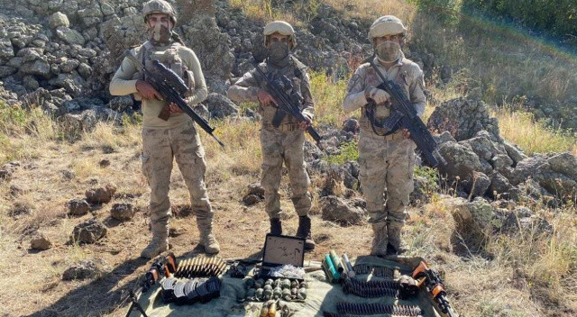 Tendürek’te PKK’ya ait 3 cephanelik yerle bir edildi Tendürek’te PKK’ya ait 3 cephanelik yerle bir edildi