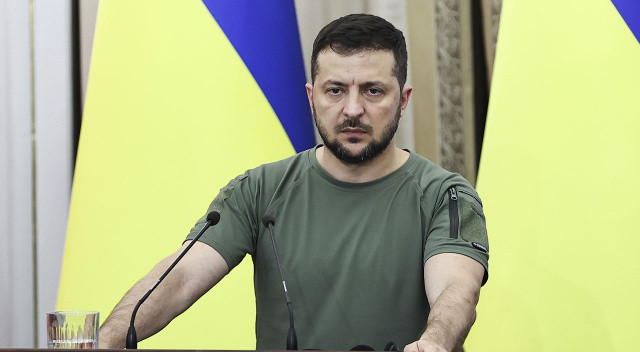 Tercüman yetersiz kalınca Zelenskiy kendi sözlerini kendi çevirdi Tercüman yetersiz kalınca Zelenskiy kendi sözlerini kendi çevirdi