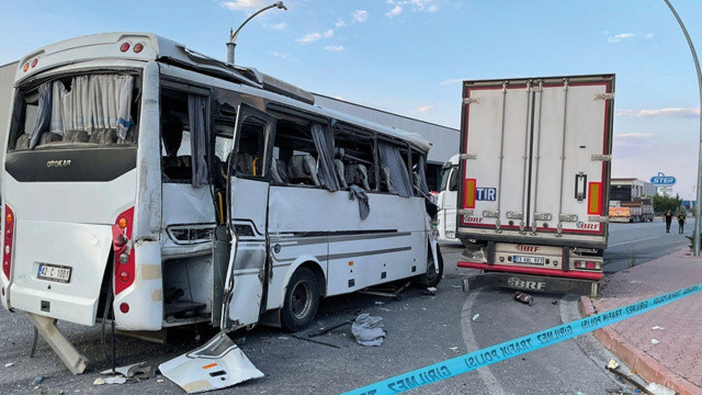 Tır ile servis otobüsü çarpıştı: 1 kişi öldü, çok sayıda yaralı var