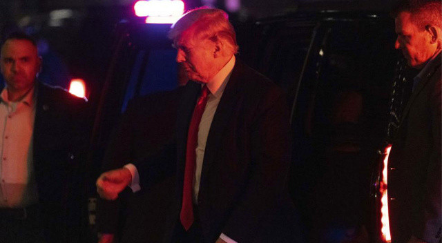 Trump'ın evinden 700 sayfalık "gizli belge" çıkmış Trump'ın evinden 700 sayfalık "gizli belge" çıkmış