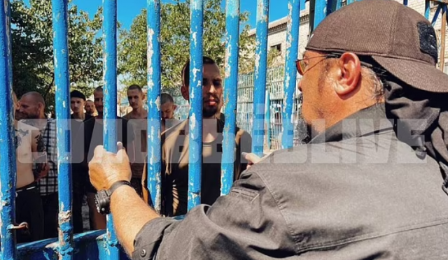 Ukrayna'ya girmesi yasaktı: Ünlü aktör Rusya'nın esir kampında görüldü Ukrayna'ya girmesi yasaktı: Ünlü aktör Rusya'nın esir kampında görüldü