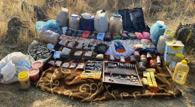 Van’da bomba yapımında kullanılan malzemeler ele geçirildi, teröristlerin sığınağı yerle bir edildi Van’da bomba yapımında kullanılan malzemeler ele geçirildi, teröristlerin sığınağı yerle bir edildi