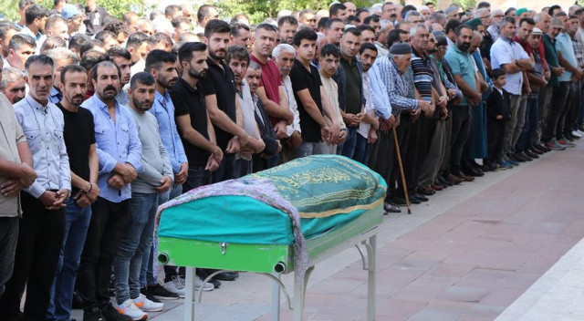 Acı anlar! 20 bıçak darbesiyle feci şekilde öldürülen kadın son yolculuğuna uğurlandı Acı anlar! 20 bıçak darbesiyle feci şekilde öldürülen kadın son yolculuğuna uğurlandı