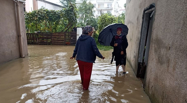Artvin’i sağanak vurdu: Evleri su bastı, sokaklar göle döndü Artvin’i sağanak vurdu: Evleri su bastı, sokaklar göle döndü