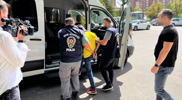 Beşiktaşlı futbolculara saldıran holigan mahkemede ağladı! Savcılık tutuklanmasını istiyor Beşiktaşlı futbolculara saldıran holigan mahkemede ağladı! Savcılık tutuklanmasını istiyor