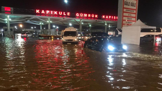 Bulgaristan-Edirne sınırında sel: Yollar göle döndü araçlar mahsur kaldı