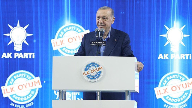 Cumhurbaşkanı Erdoğan gördüğü pankarta kayıtsız kalamadı: 8 ay sonra birilerini deli edeceksiniz Cumhurbaşkanı Erdoğan gördüğü pankarta kayıtsız kalamadı: 8 ay sonra birilerini deli edeceksiniz