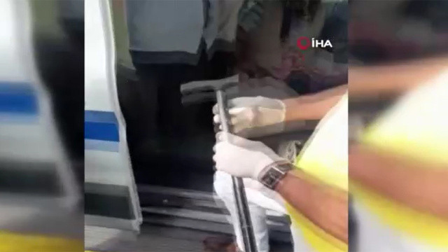 Dilencinin bastonunun içinden çıkan paralar hayrete düşürdü