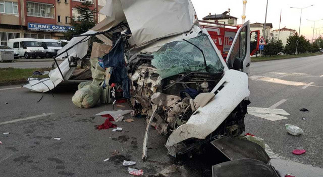 Feci kaza! Kamyonet önce direğe çarptı sonra alev alev yandı: Ölü ve yaralılar var Feci kaza! Kamyonet önce direğe çarptı sonra alev alev yandı: Ölü ve yaralılar var