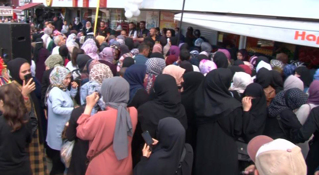 İndirimi duyan akın etti, mağaza önündeki izdihama polis müdahale etti