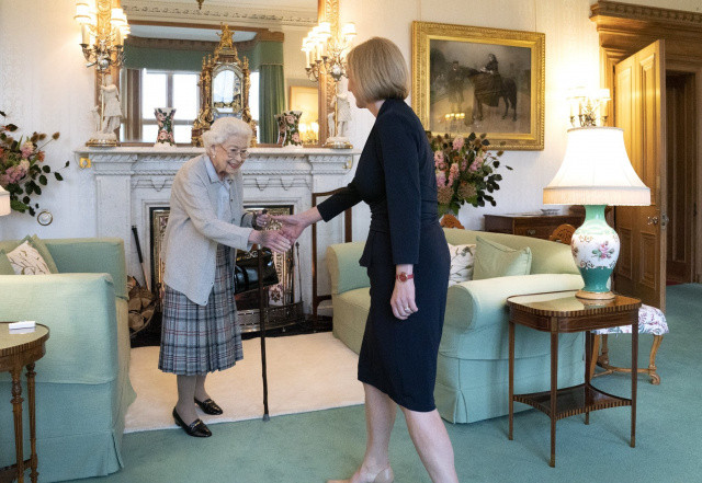 İngiltere yeni Başbakanı Liz Truss, Kraliçe Elizabeth'in huzuruna çıkarak mazbatasını aldı İngiltere yeni Başbakanı Liz Truss, Kraliçe Elizabeth'in huzuruna çıkarak mazbatasını aldı