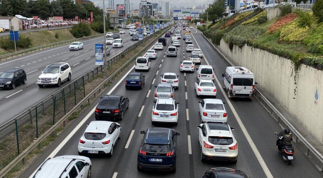 İstanbul’da sabah saatlerinden itibaren etkili olan yağış trafiği vurdu! Yoğunluk yüzde 67 İstanbul’da sabah saatlerinden itibaren etkili olan yağış trafiği vurdu! Yoğunluk yüzde 67