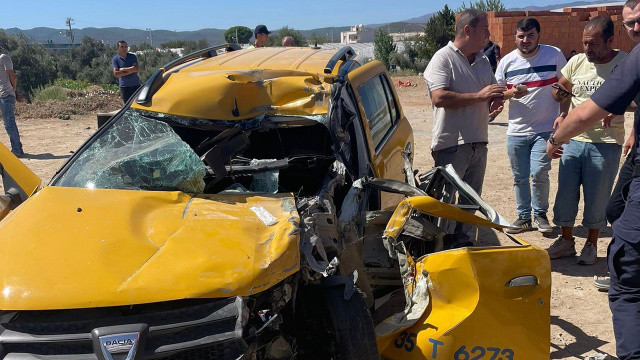 İzmir&#039;de taksi kamyonete çarptı, ölü ve yaralılar var