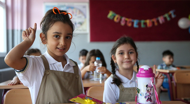 Okullar açıldı! 19 milyon öğrenci dersbaşı yaptı Okullar açıldı! 19 milyon öğrenci dersbaşı yaptı