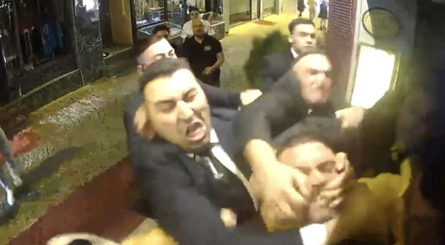Ortaköy’de gece kulübünde kavga çıktı: 4 kişi yaralandı, 5 kişi gözaltına alındı Ortaköy’de gece kulübünde kavga çıktı: 4 kişi yaralandı, 5 kişi gözaltına alındı