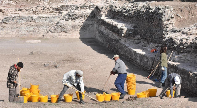 Osmanlı&#039;nın ilk kalesinde önemli buluş! Üzerinde yazan yazı dikkat çekti