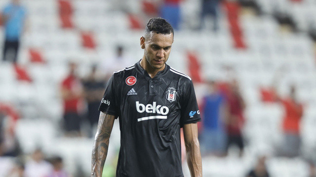 Sahaya atlayan taraftarı darp etmişti: Josef de Souza'nın cezası onandı Sahaya atlayan taraftarı darp etmişti: Josef de Souza'nın cezası onandı