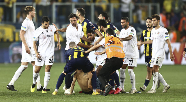 Salih Uçan&#039;a uçan tekme! Beşiktaşlı futbolcu korkunç saldırıyı ucuz atlattı! Ankaragücü&#039;nün sahası kapanacak