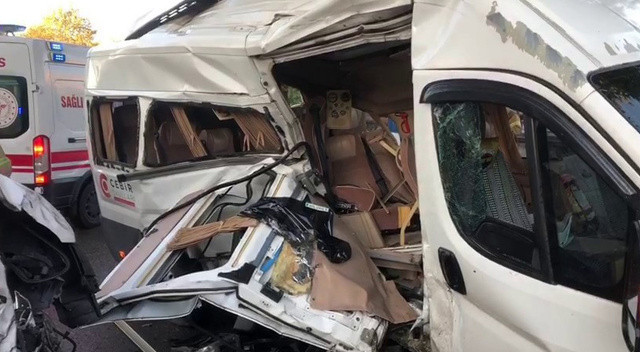 Sancaktepe’de iki servis aracı çarpıştı: 4 yaralı