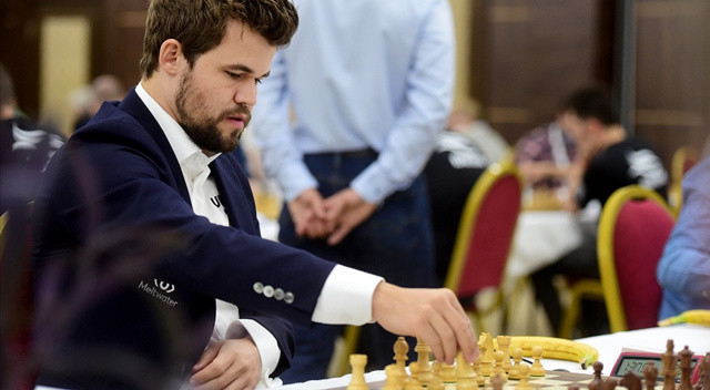 Satranç dünyasında hile tartışması! Magnus Carlsen ilk hamleden sonra masadan kalktı Satranç dünyasında hile tartışması! Magnus Carlsen ilk hamleden sonra masadan kalktı
