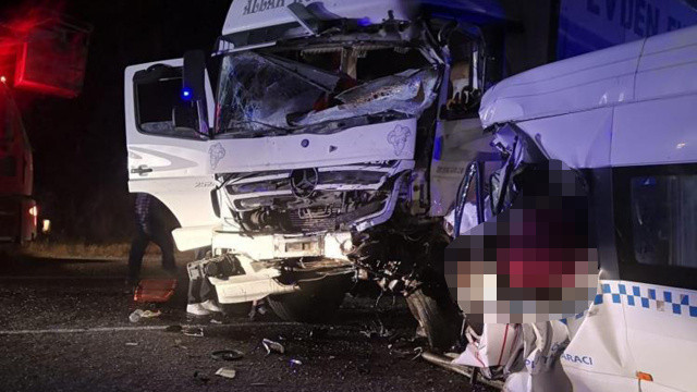 Sivas'ta katliam gibi kaza! Kamyon minibüsle çarpıştı, çok sayıda ölü var Sivas'ta katliam gibi kaza! Kamyon minibüsle çarpıştı, çok sayıda ölü var