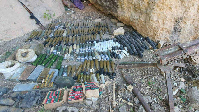 Son Dakika...Teröristlere bir darbe daha! PKK’lı teröristlere ait çok sayıda silah ve mühimmat da ele geçirildi Son Dakika...Teröristlere bir darbe daha! PKK’lı teröristlere ait çok sayıda silah ve mühimmat da ele geçirildi