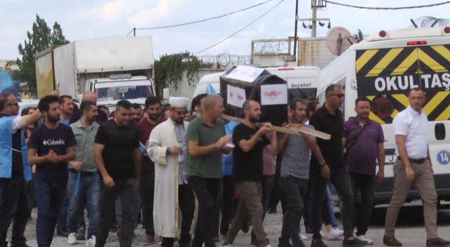 Tabut var, imam var, cenaze yok! İşten çıkarılan işçilerden görüşmemiş eylem Tabut var, imam var, cenaze yok! İşten çıkarılan işçilerden görüşmemiş eylem