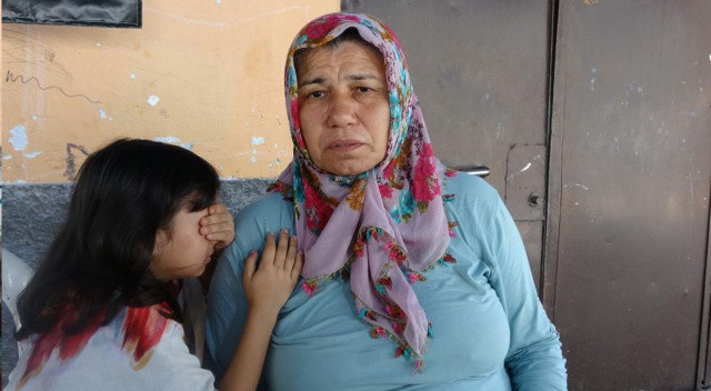 Yürek dağlayan anlar! Kafası taşla ezilerek öldürülen kadının küçük kızı gözyaşlarını tutamadı