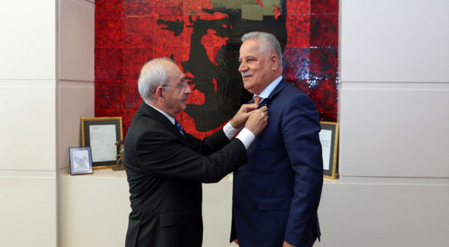 AK Parti kurucularından eski Hakkari Milletvekili Fehmi Öztunç CHP'ye katıldı, rozeti Kılıçdaroğlu taktı AK Parti kurucularından eski Hakkari Milletvekili Fehmi Öztunç CHP'ye katıldı, rozeti Kılıçdaroğlu taktı