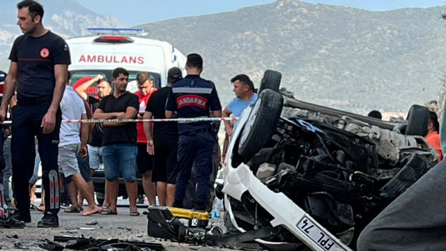 Antalya&#039;da iki otomobilin çarpıştı: 2 ölü, 3 yaralı