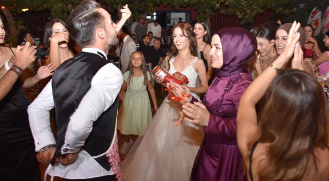 Gelinin sağdıçlarından düğünde beklenmedik sürpriz! Herkes şaştı kaldı Gelinin sağdıçlarından düğünde beklenmedik sürpriz! Herkes şaştı kaldı
