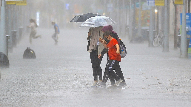 Meteoroloji'den kuvvetli yağış uyarısı: Yarın öğlen saatlerine dikkat! Meteoroloji'den kuvvetli yağış uyarısı: Yarın öğlen saatlerine dikkat!