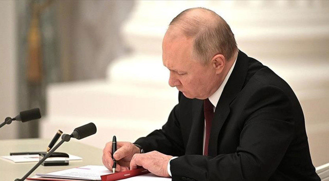 Putin 4 bölgenin Rusya'ya katılımı ile ilgili yasayı imzaladı Putin 4 bölgenin Rusya'ya katılımı ile ilgili yasayı imzaladı