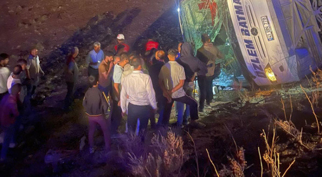Şanlıurfa&#039;da zincirleme kaza: Yolcu otobüsü ve kamyonet devrildi!