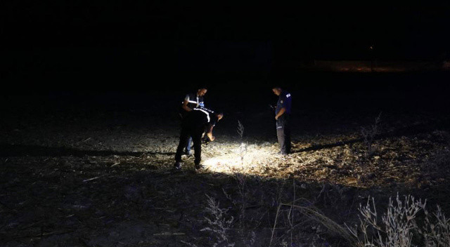 Tarlada kanlı hesaplaşma! Silahla vuruldu, metrelerce sürünerek polise ulaştı Tarlada kanlı hesaplaşma! Silahla vuruldu, metrelerce sürünerek polise ulaştı