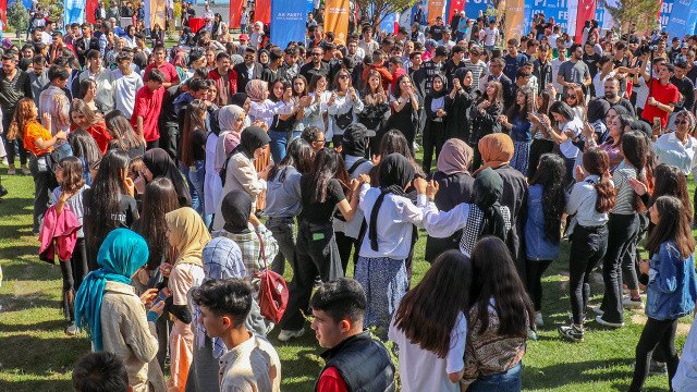 Van'da "İlk Oyum Erdoğan'a, İlk Oyum AK Parti'ye Gençlik Buluşması" düzenlendi Van'da "İlk Oyum Erdoğan'a, İlk Oyum AK Parti'ye Gençlik Buluşması" düzenlendi
