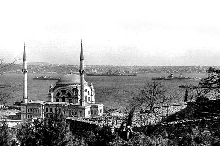 İstanbul Boğazı'dan üç devir üç gemi