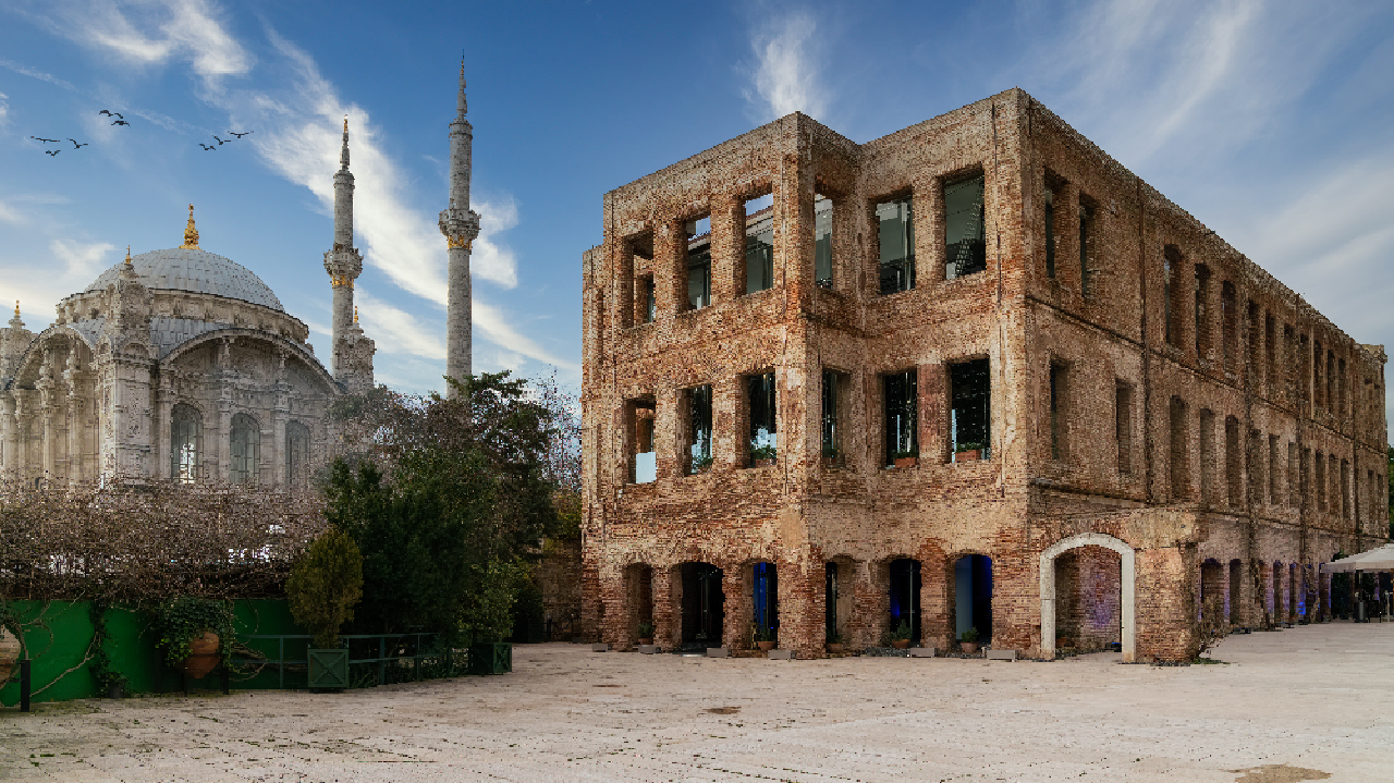 Hanedanın malı polis nezaretinde yağmalandı!