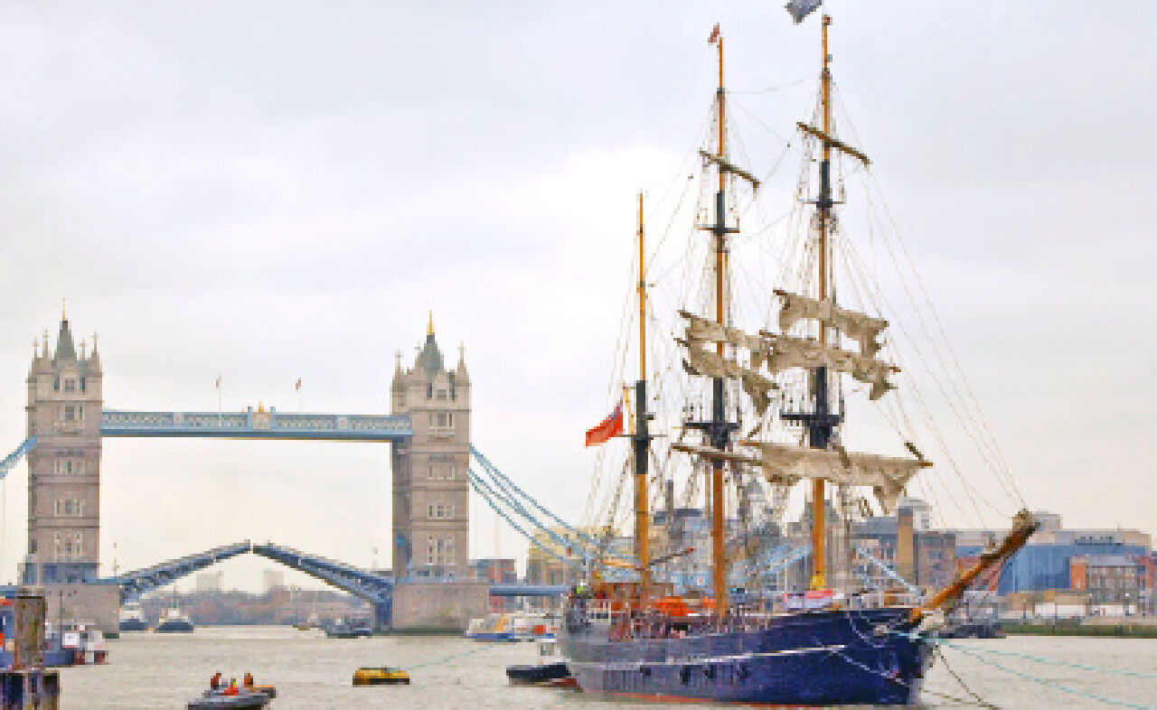 Zong’un replikası Londra sularında.
