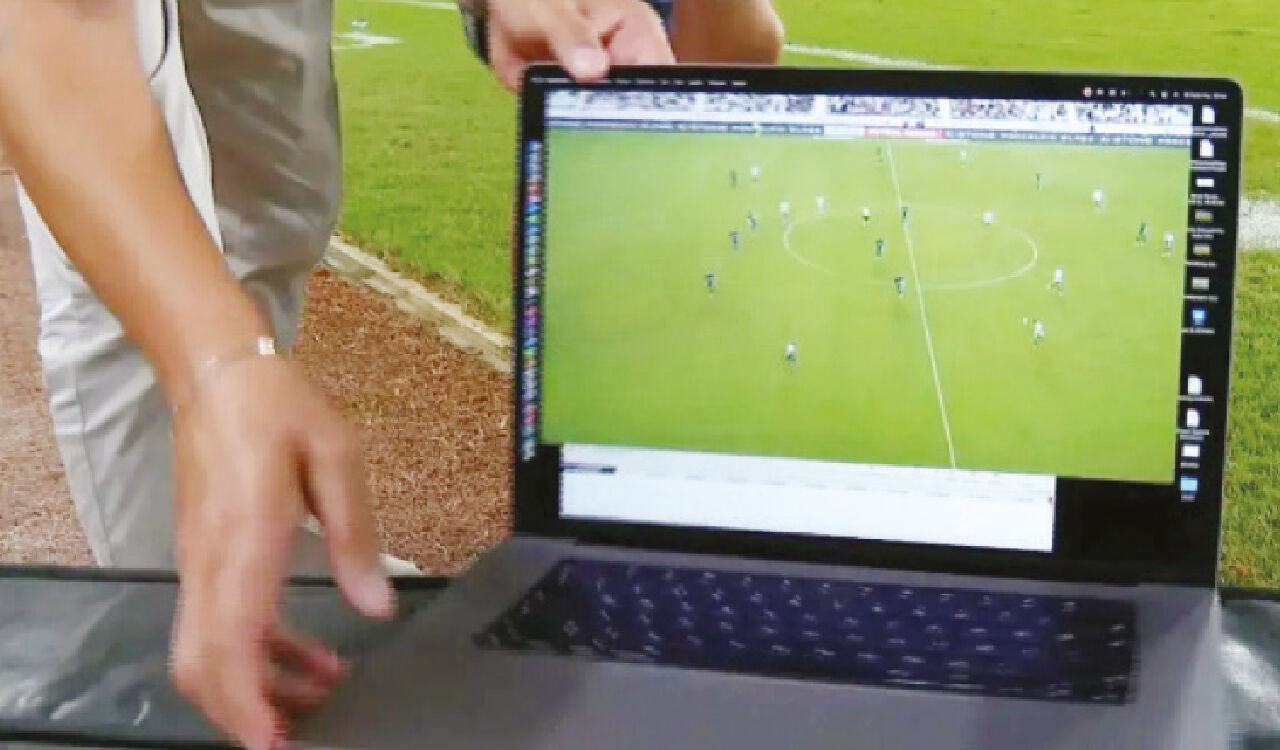 Teknik direktör ve futbolculara kötü haber! Kamera sahaya değil kulübeye