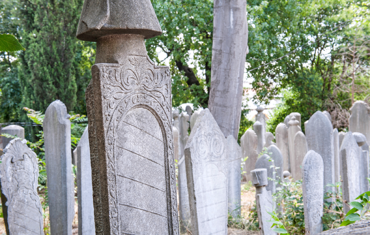 Mezarlar ve mezar taşları