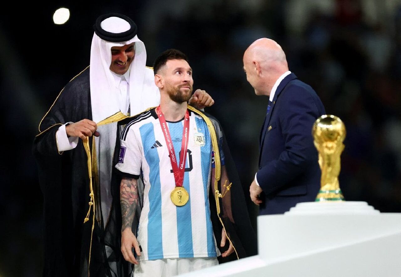 Güler yüzün gücü. Yahudi asıllı Messi’ye bile Arap merasim cübbesi bish giydirir keyfiye taktırırlar.