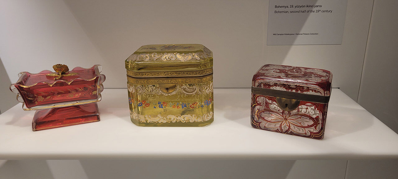 Atlar çıktı camlar girdi