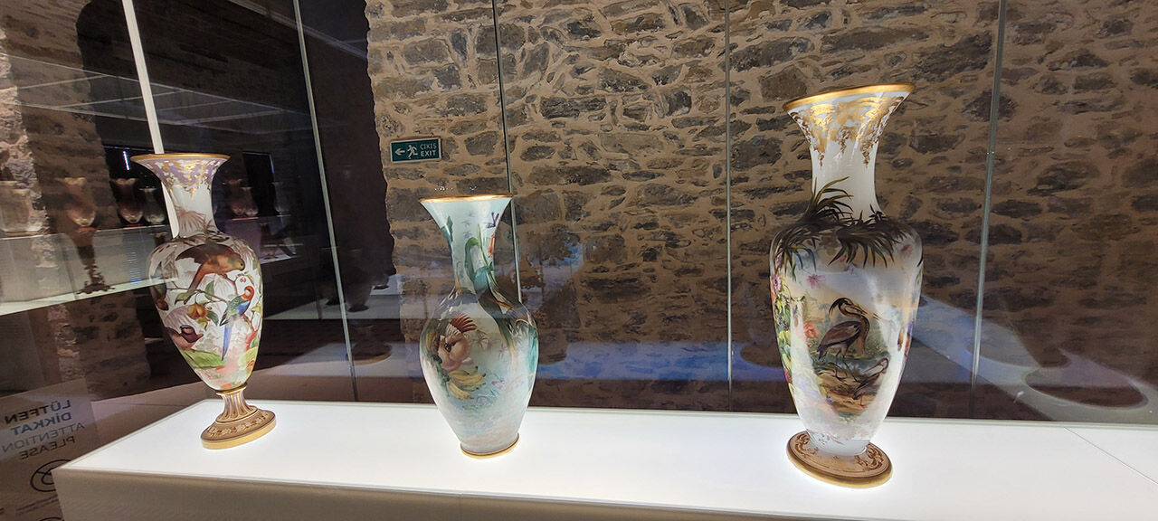 Atlar çıktı camlar girdi