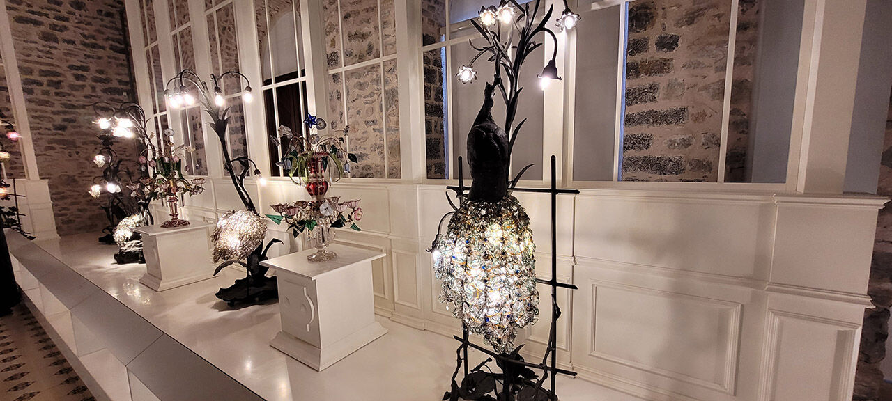 Atlar çıktı camlar girdi