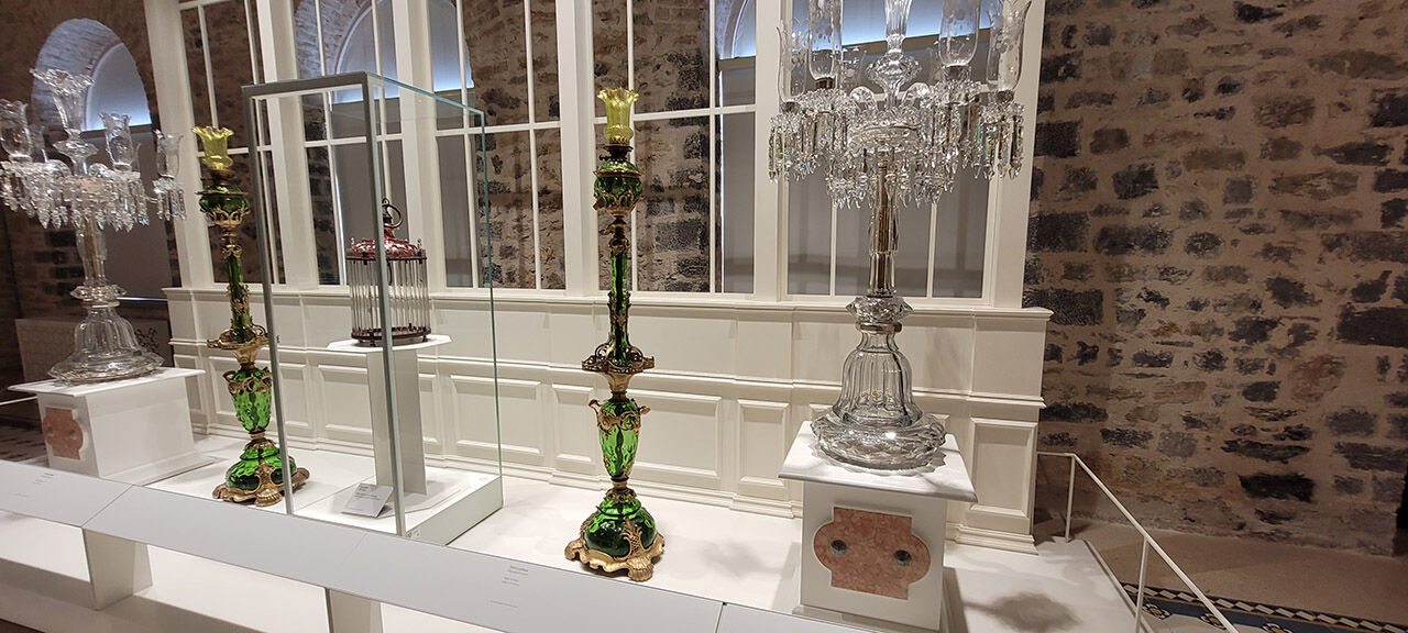 Atlar çıktı camlar girdi