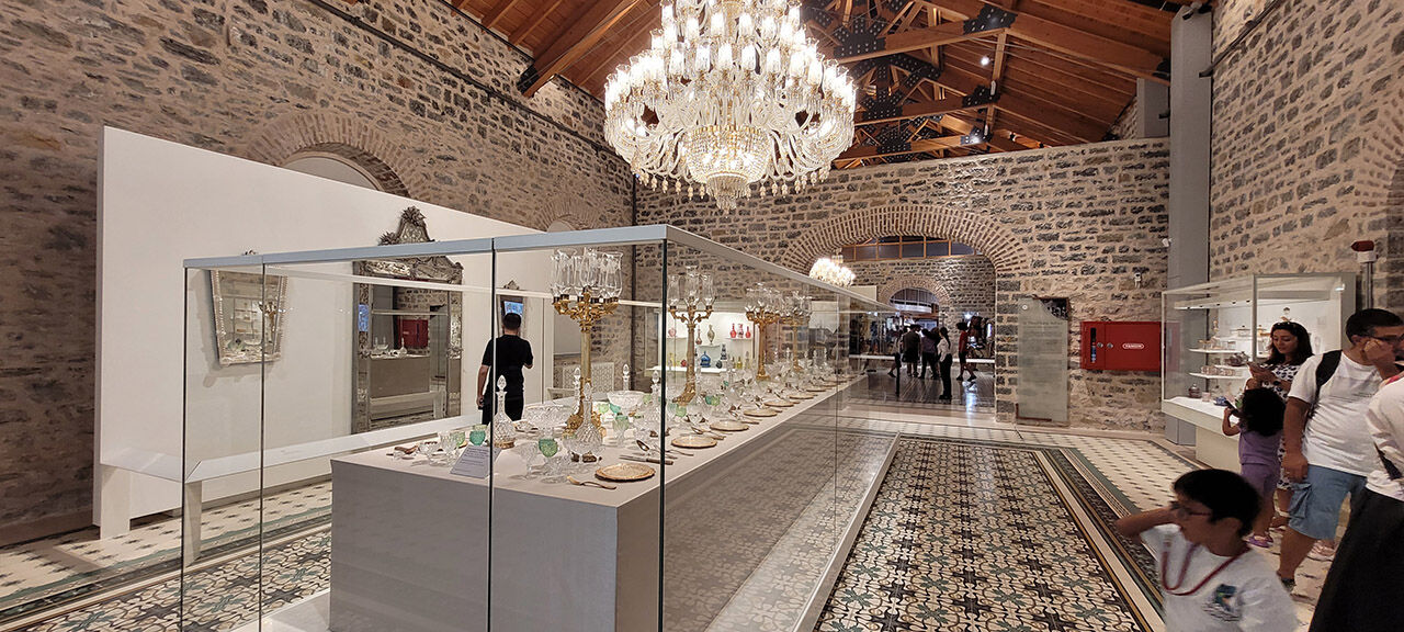 Atlar çıktı camlar girdi